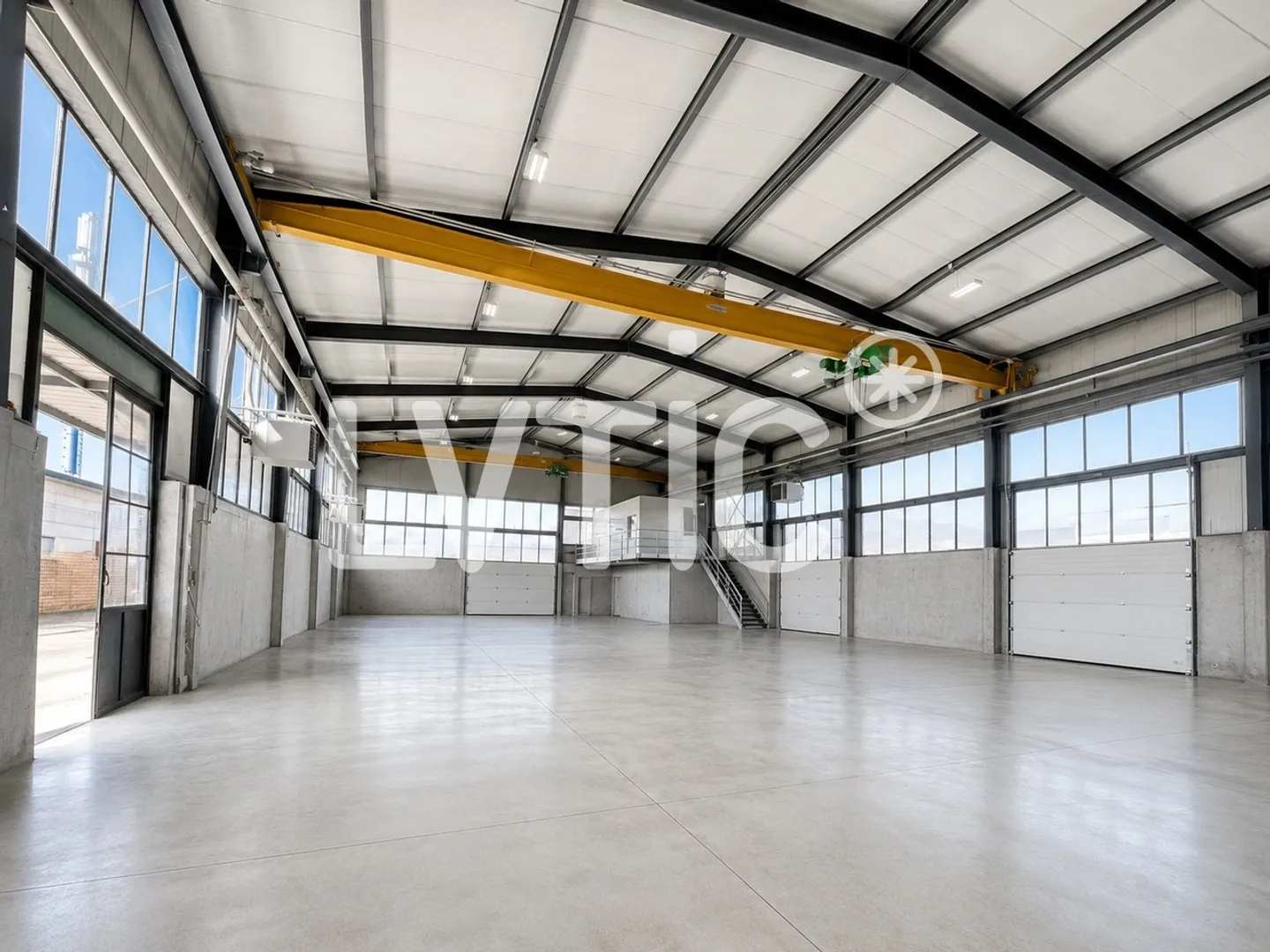Halle industrielle et ateliers à louer - Photo 2 sur 12