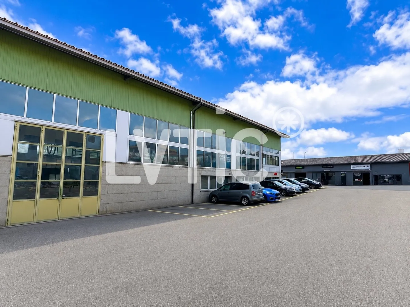 Halle industrielle et ateliers à louer - Photo 3 sur 12