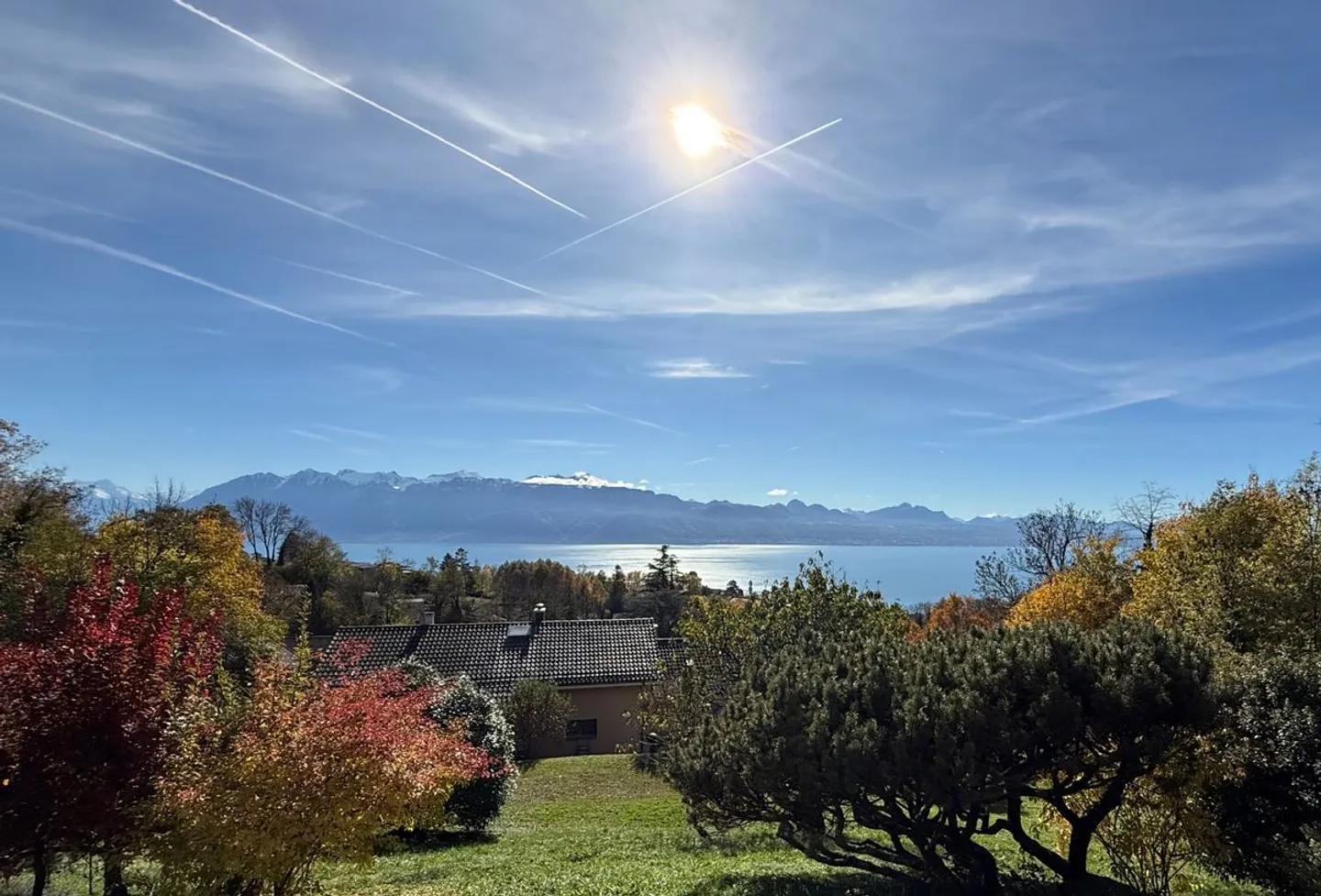 Zeitgenössische Villa mit Seeblick - Foto 3 von 13