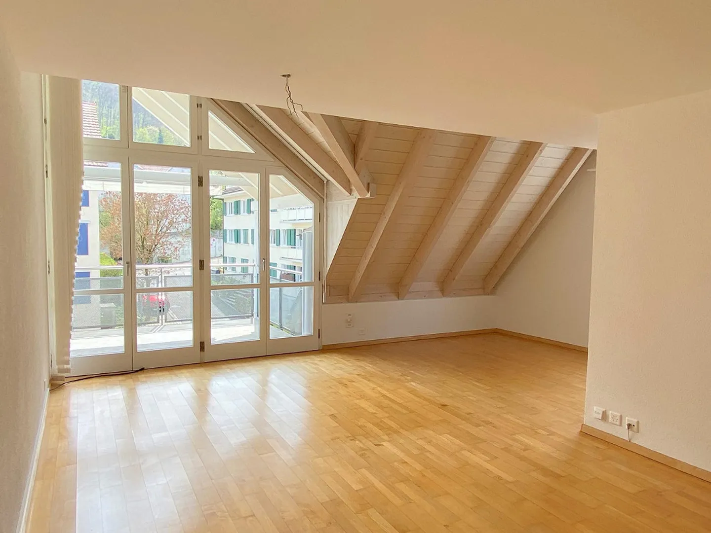 Appartement sous les toits au centre du village de Pratteln - Photo 1 sur 8