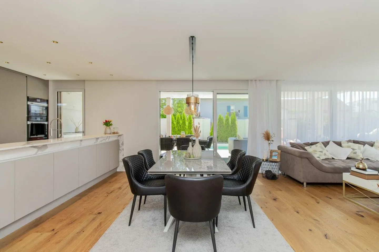 Premium Single-Family Home with High-Quality Finish and Outdoor Pool - Photo 11 of 14