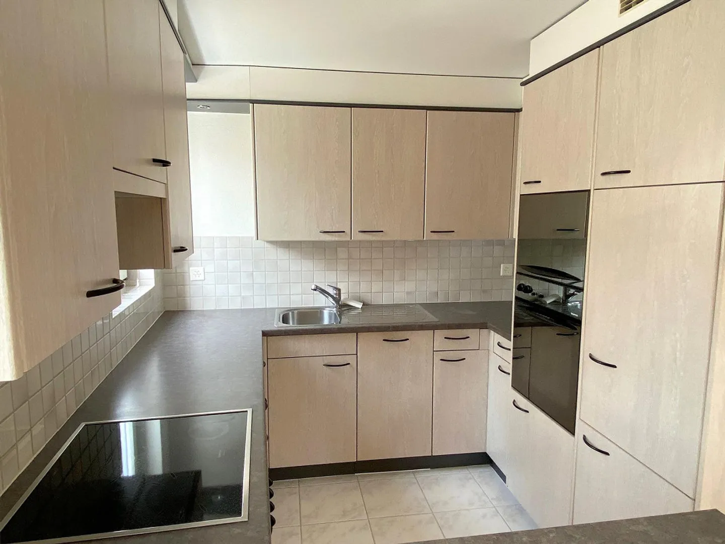 Appartement sous les toits au centre du village de Pratteln - Photo 4 sur 8