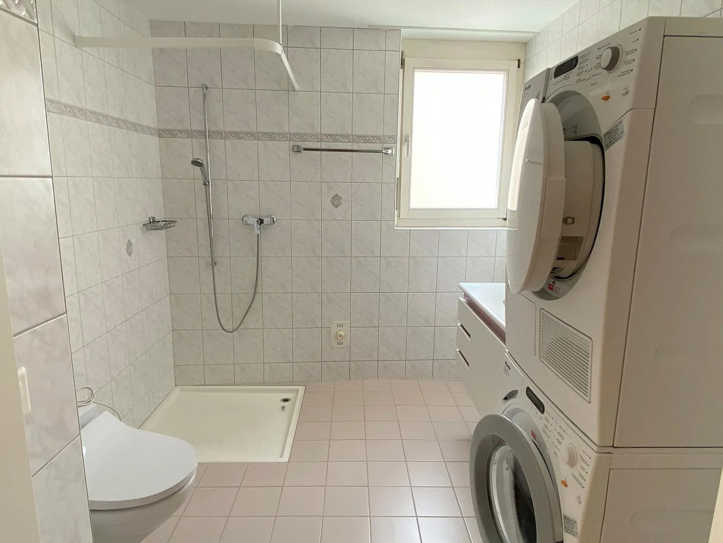 Appartement sous les toits au centre du village de Pratteln - Photo 5 sur 8