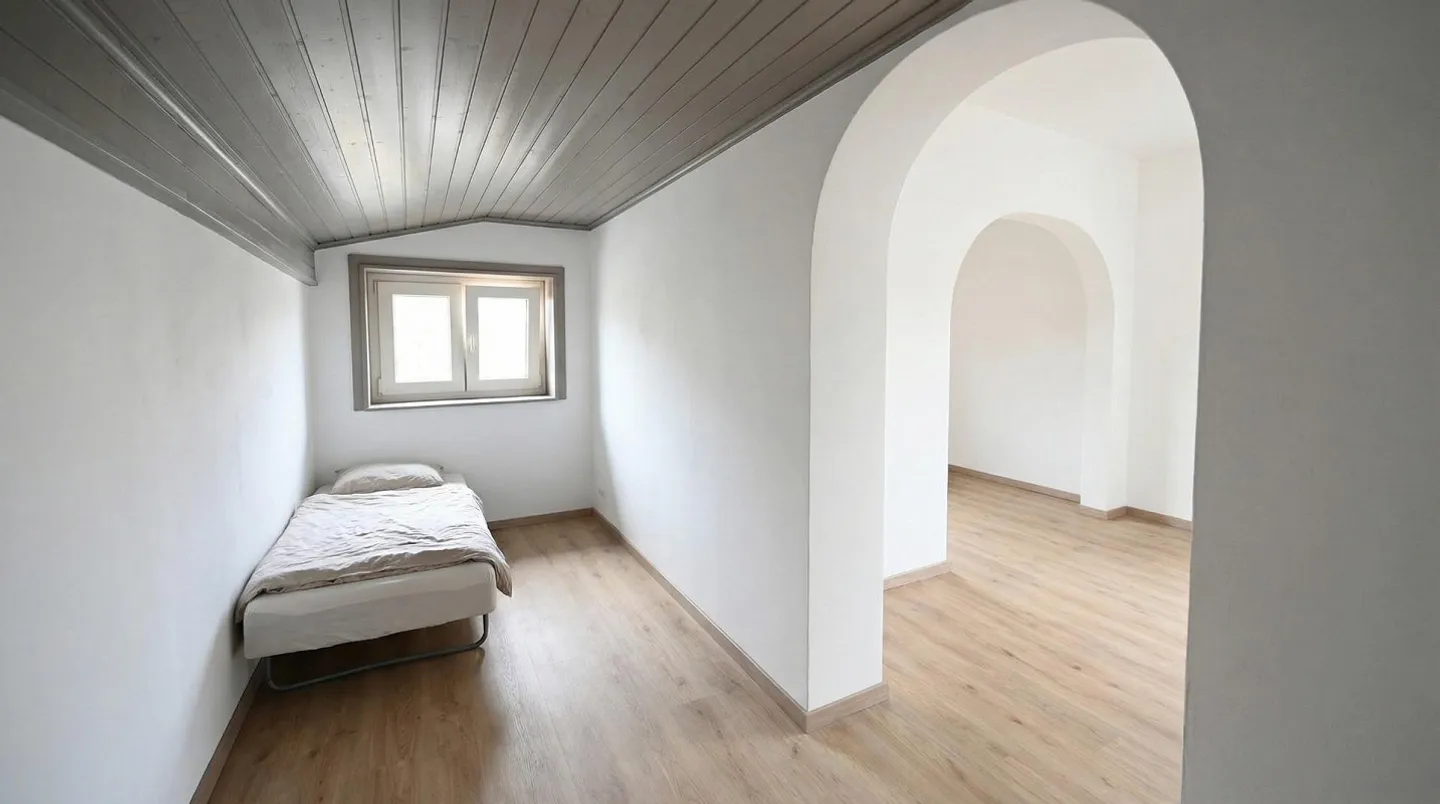 Charming 1.5 Room Bungalow in Central Location - Photo 2 of 4