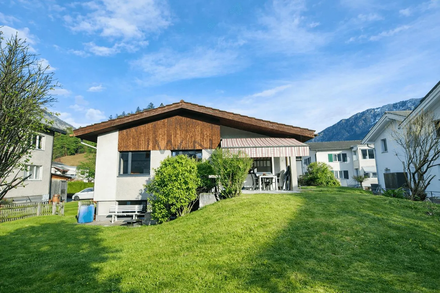 Geräumiges freistehendes Haus - Foto 1 von 11