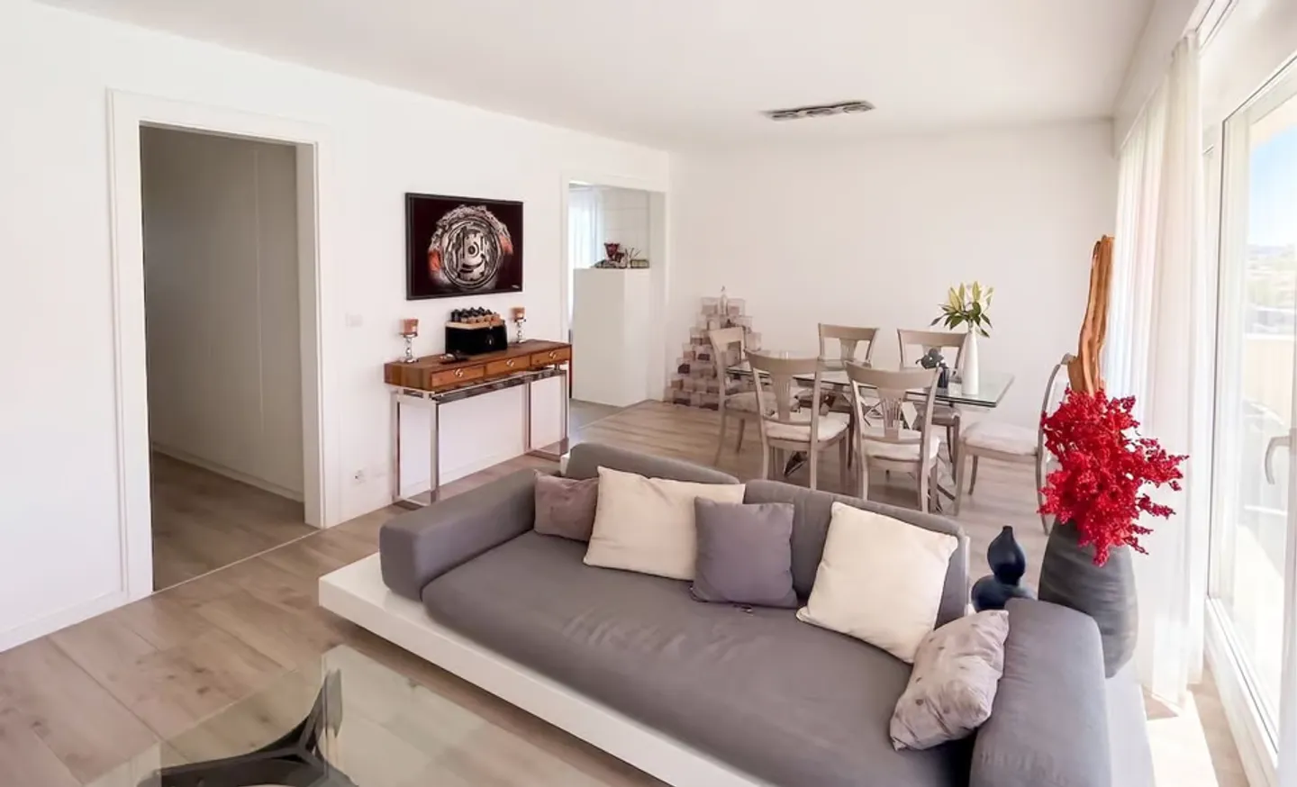 Renovated 4.5-room apartment with terrace, close to the lake in Préverenges - Photo 3 of 8