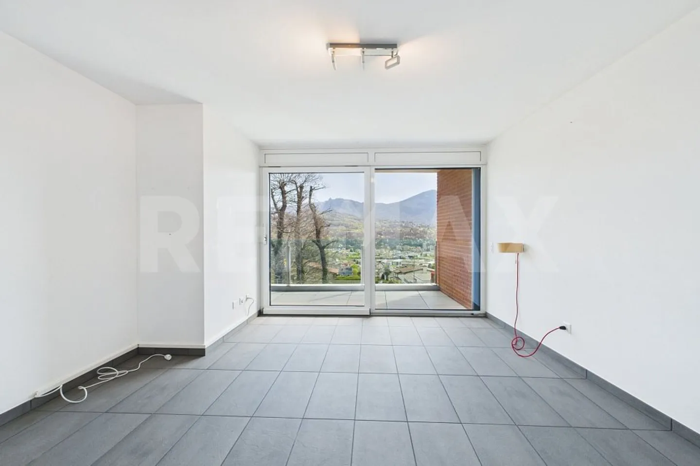 Elegant and bright 3½ room apartment in Gravesano with panoramic view - Photo 10 of 13