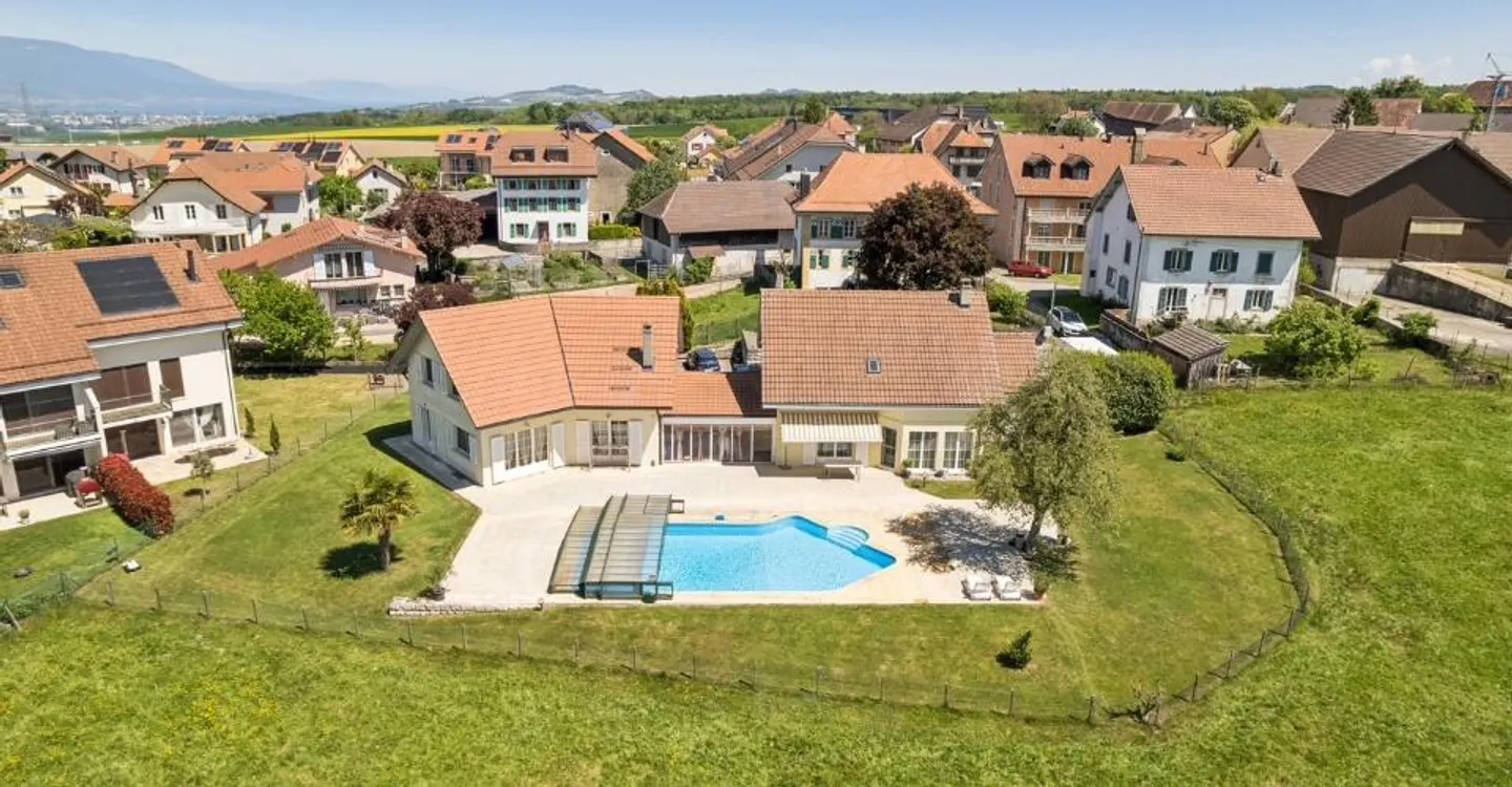 Charming Villa in Peaceful Setting - Photo 9 of 12