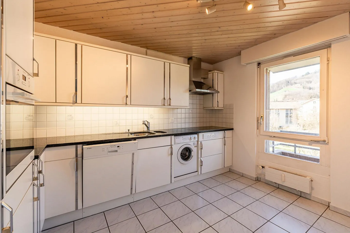 Living where life pulses and tranquility prevails - Photo 8 of 26