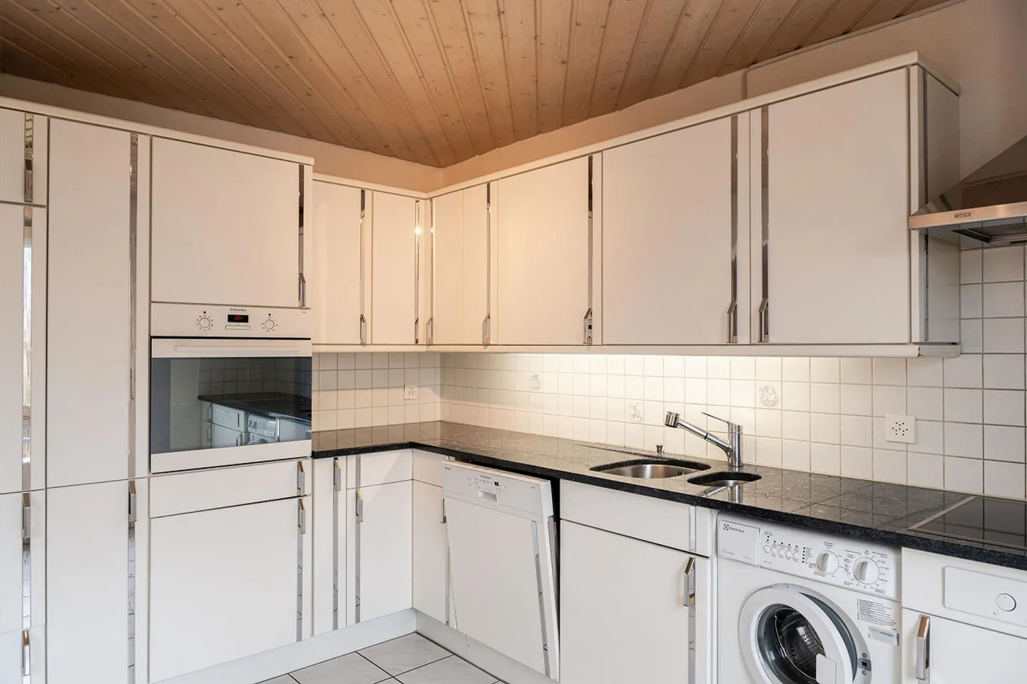 Living where life pulses and tranquility prevails - Photo 10 of 26