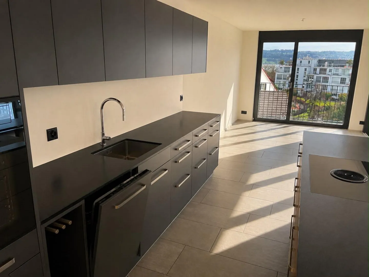 Appartamento d'angolo con vista lago libera e ampio spazio esterno - Foto 2 di 22