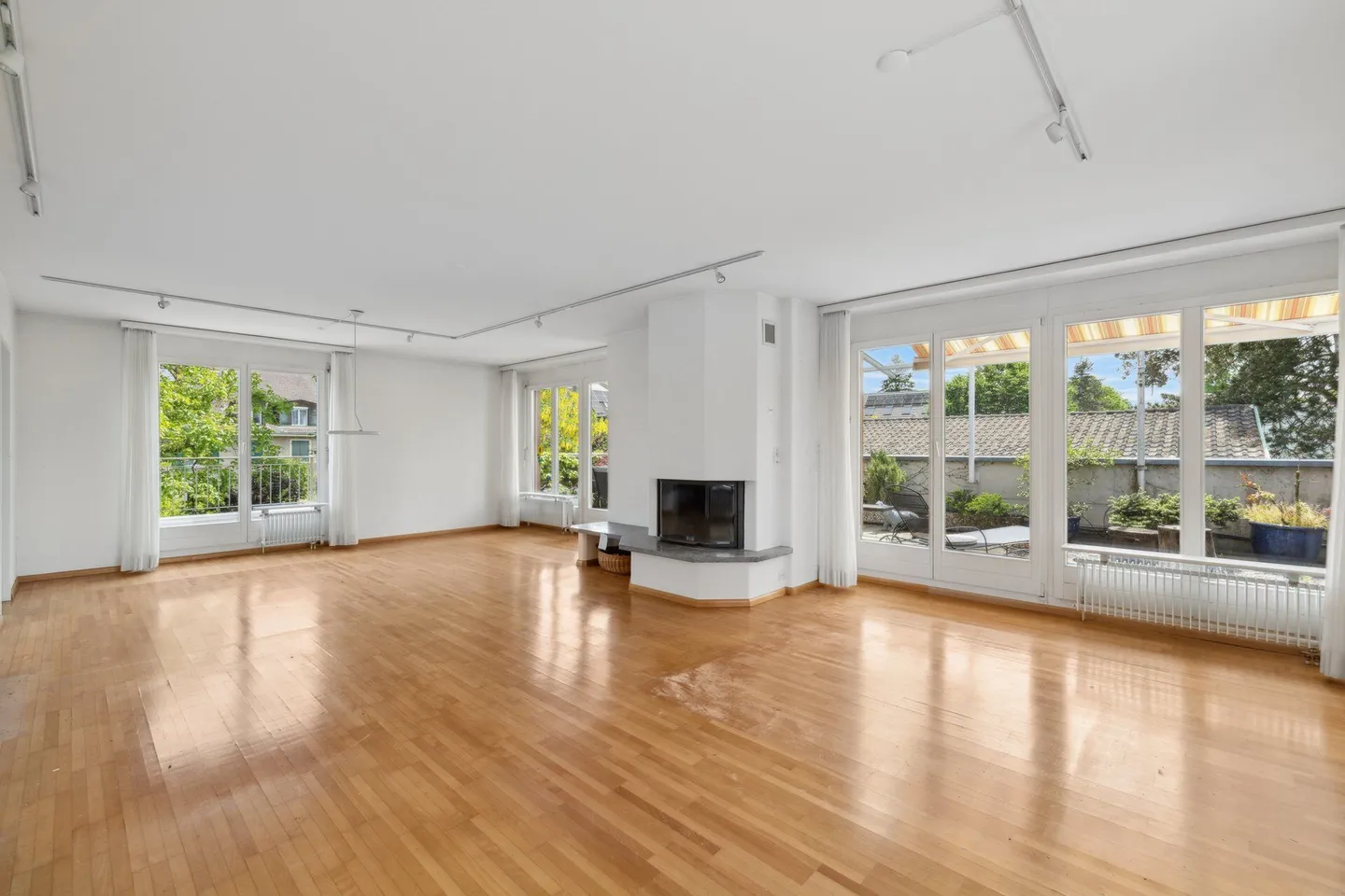 Belle appartement en attique de 3,5 pièces sur le Bruderholz avec grande terrasse et AEP - Photo 4 sur 13