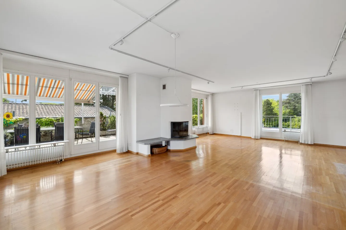 Belle appartement en attique de 3,5 pièces sur le Bruderholz avec grande terrasse et AEP - Photo 5 sur 13