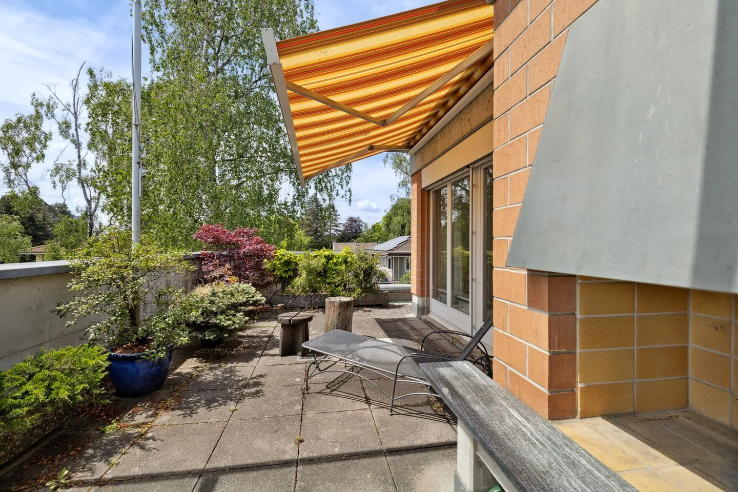 Belle appartement en attique de 3,5 pièces sur le Bruderholz avec grande terrasse et AEP - Photo 1 sur 13