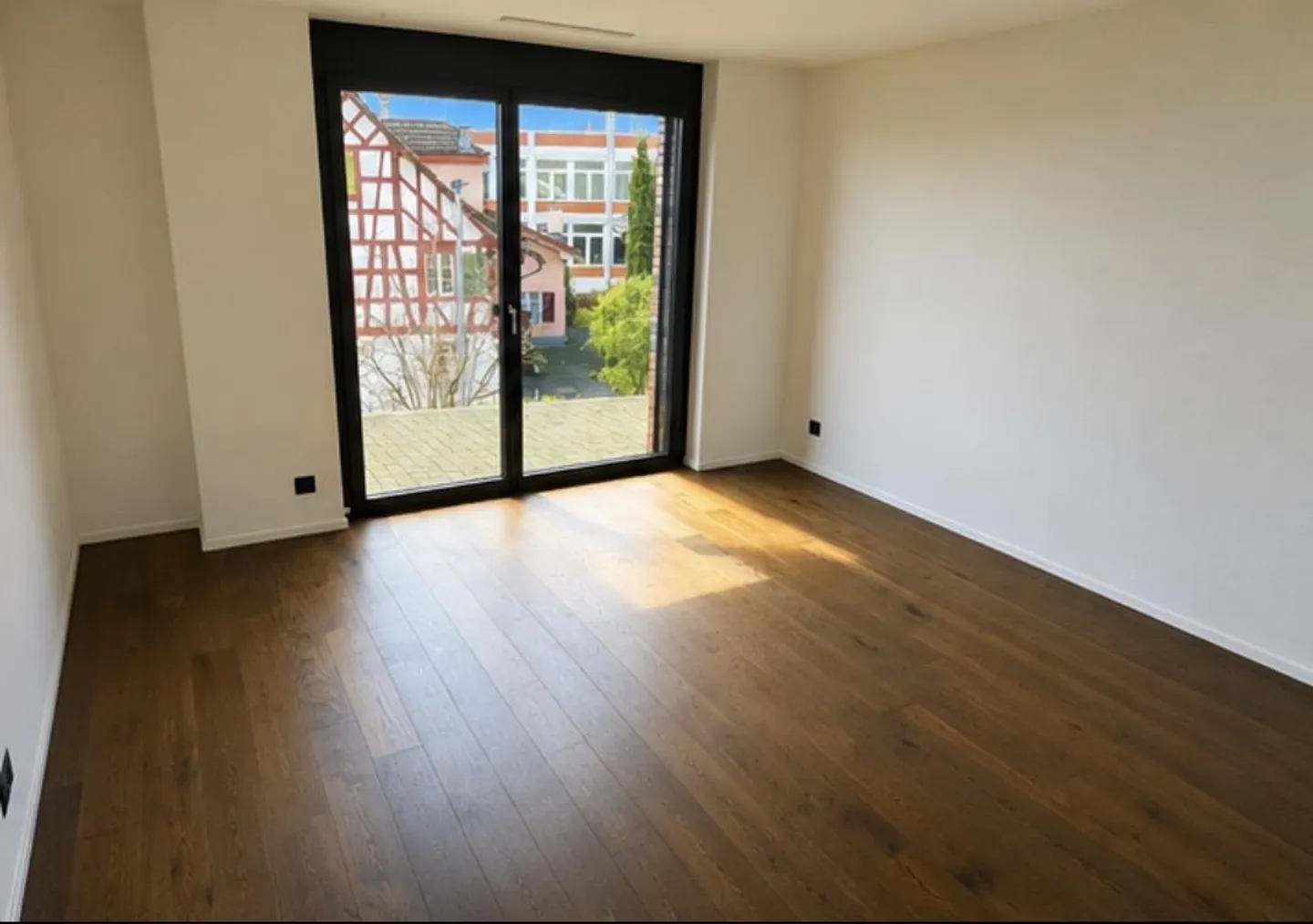 Appartamento d'angolo con vista lago libera e ampio spazio esterno - Foto 9 di 22