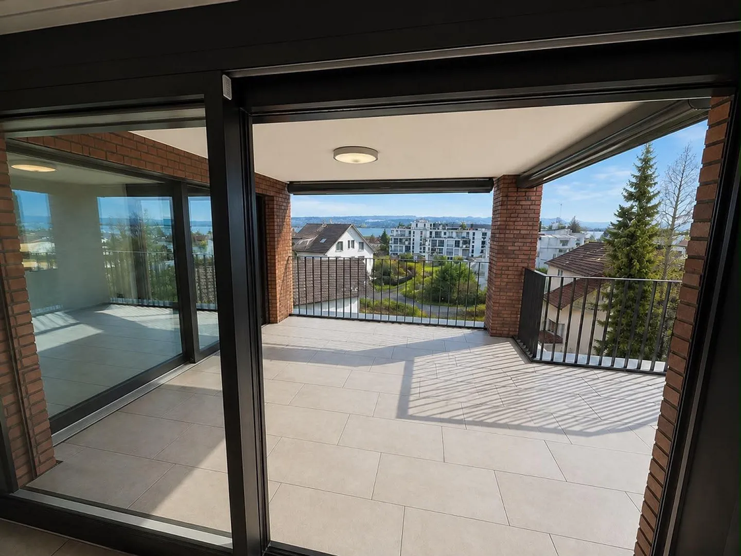 Appartamento d'angolo con vista lago libera e ampio spazio esterno - Foto 4 di 22