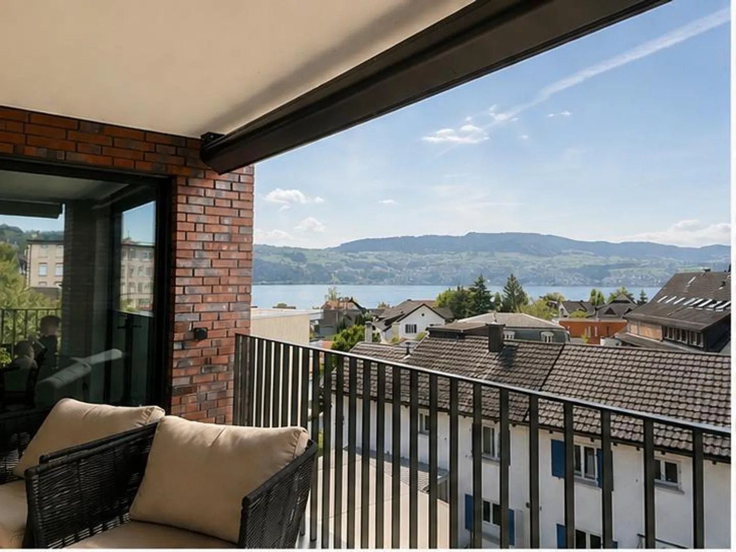 Appartamento d'angolo con vista lago libera e ampio spazio esterno - Foto 5 di 22