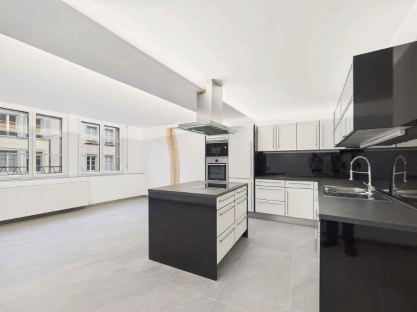 Renovated 3.5-room apartment, 102 m², old town - Photo 1 of 9