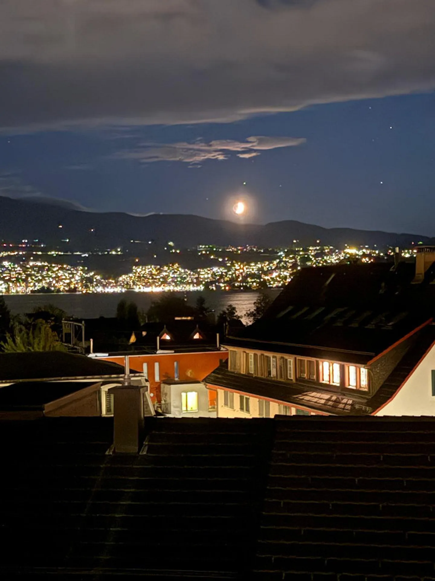 Appartamento d'angolo con vista lago libera e ampio spazio esterno - Foto 20 di 22