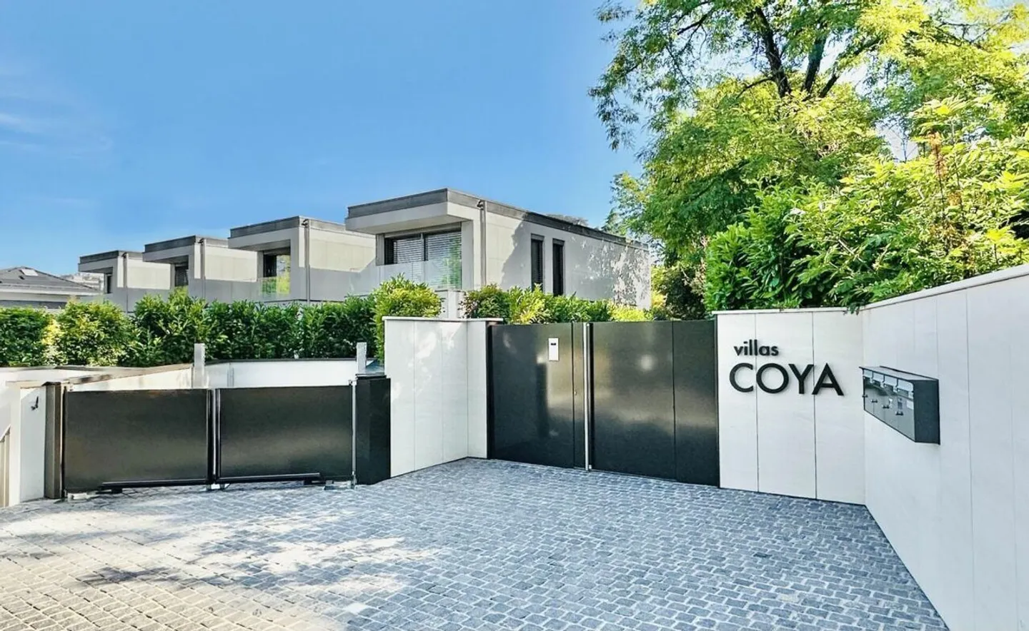 Stunning Semi-Detached Villa 7.5 Rooms - Photo 1 of 19