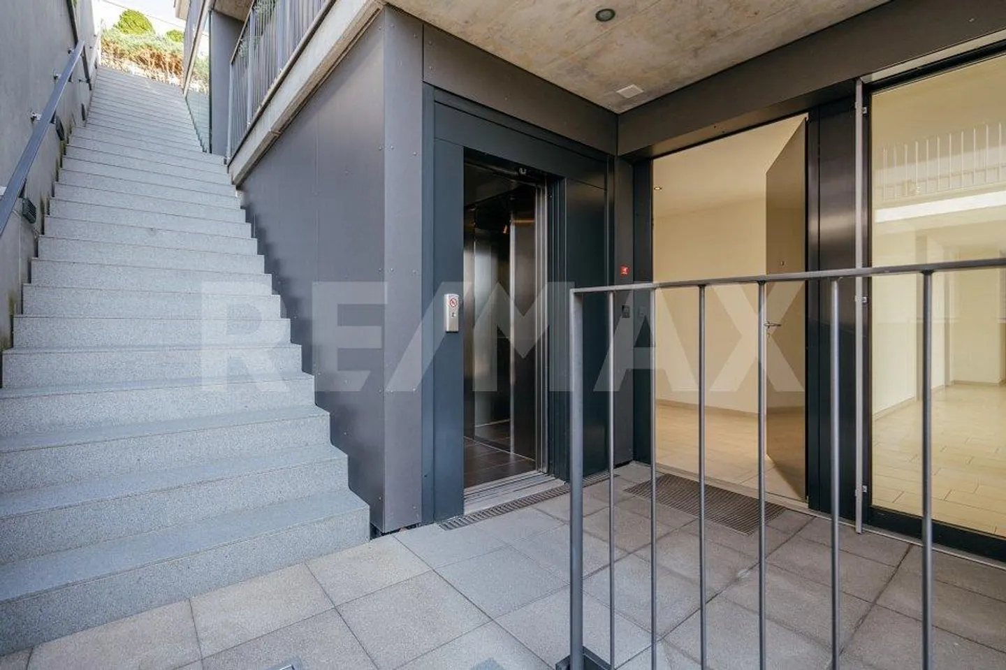 Moderne Terrassenwohnung mit Aussicht - Foto 2 von 13