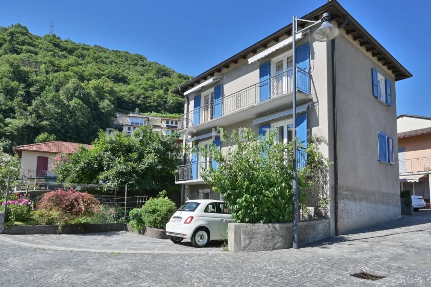 Maison jumelée dans le noyau avec un grand potentiel - Photo 2 sur 12