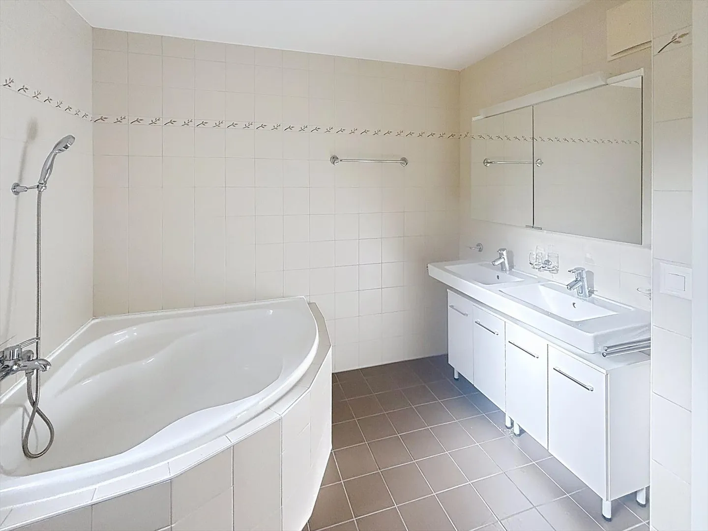 Magnificent 4.5 room apartment with panoramic views in Chernex - Photo 16 of 26