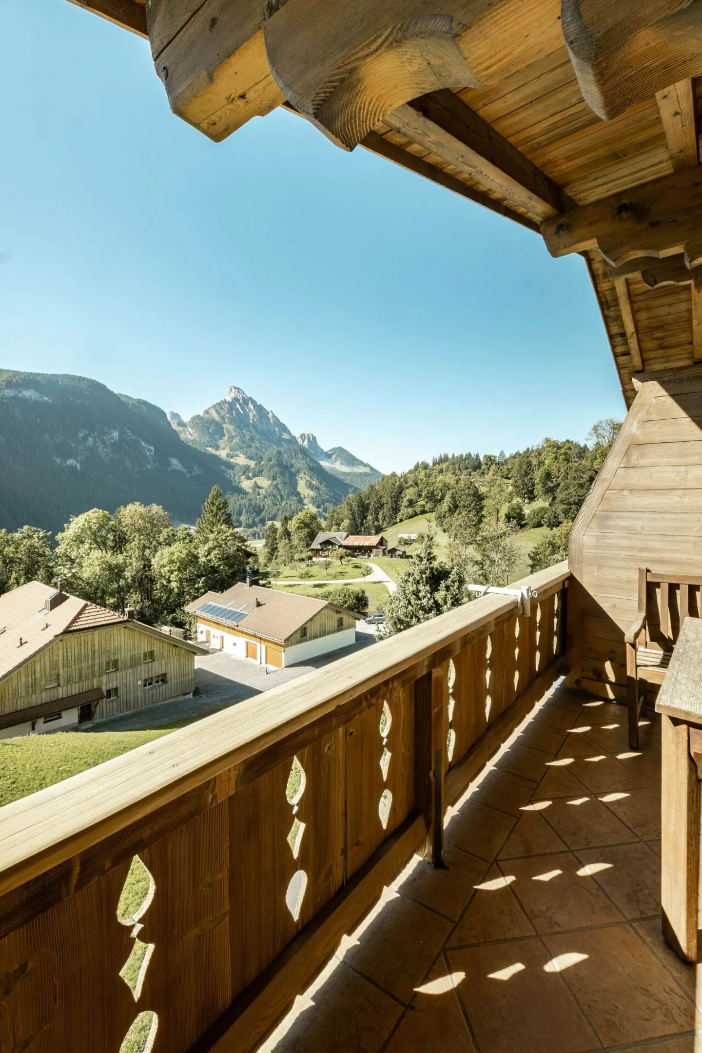 Attico soleggiato con 1 camera da letto a Saanen con vista sulle montagne - Foto 3 di 13