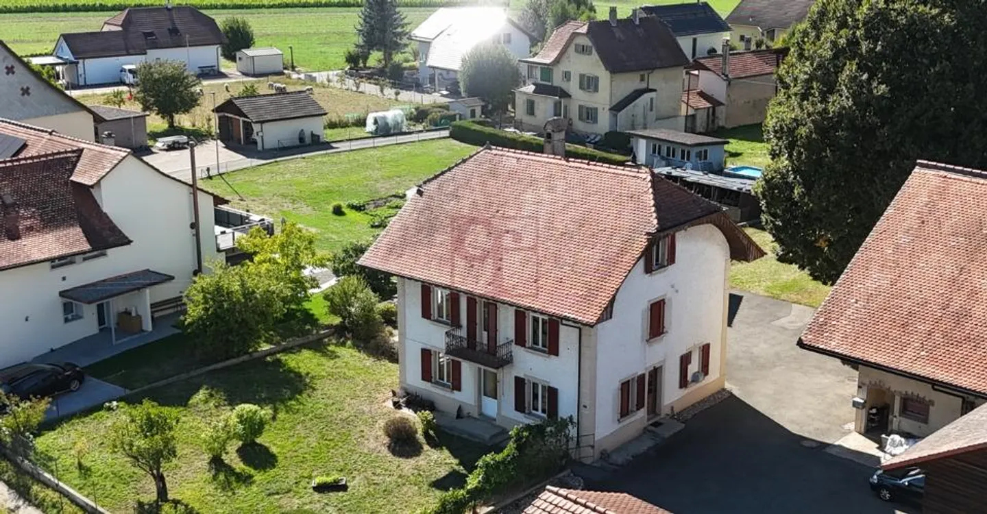 Maison familiale au cœur du village  composée de 2 appartements - Photo 2 of 13