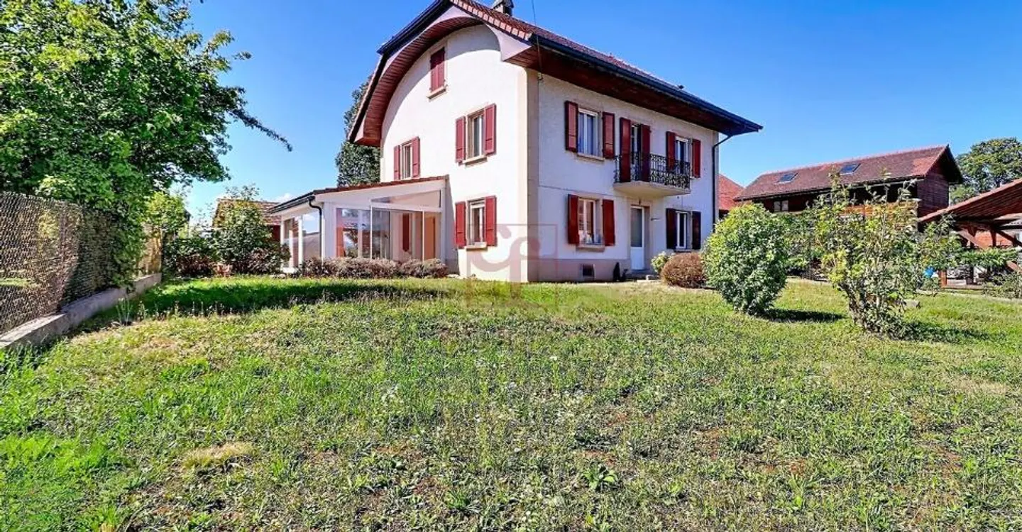 Maison familiale au cœur du village  composée de 2 appartements - Photo 3 of 13