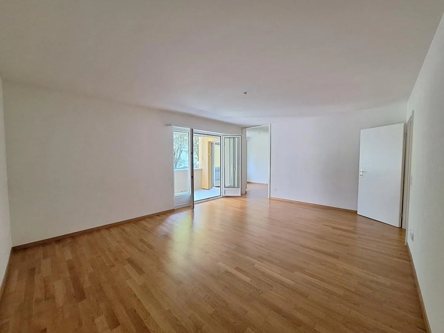 Vivere nel verde con balcone / La tua nuova casa nel cuore di Thalwil! - Foto 3 di 8