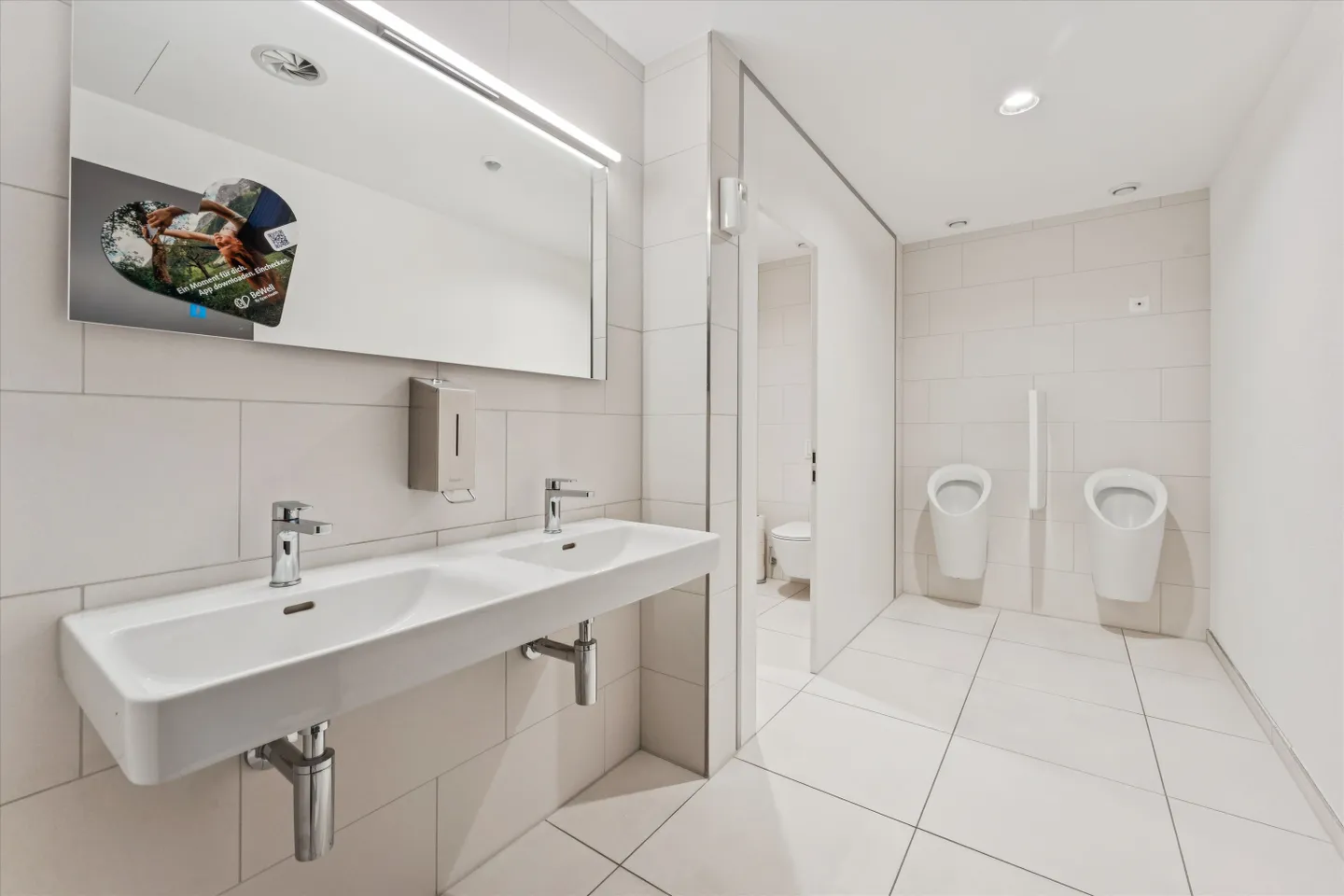 Flexible office space with existing expansion and top connections - Photo 3 of 11