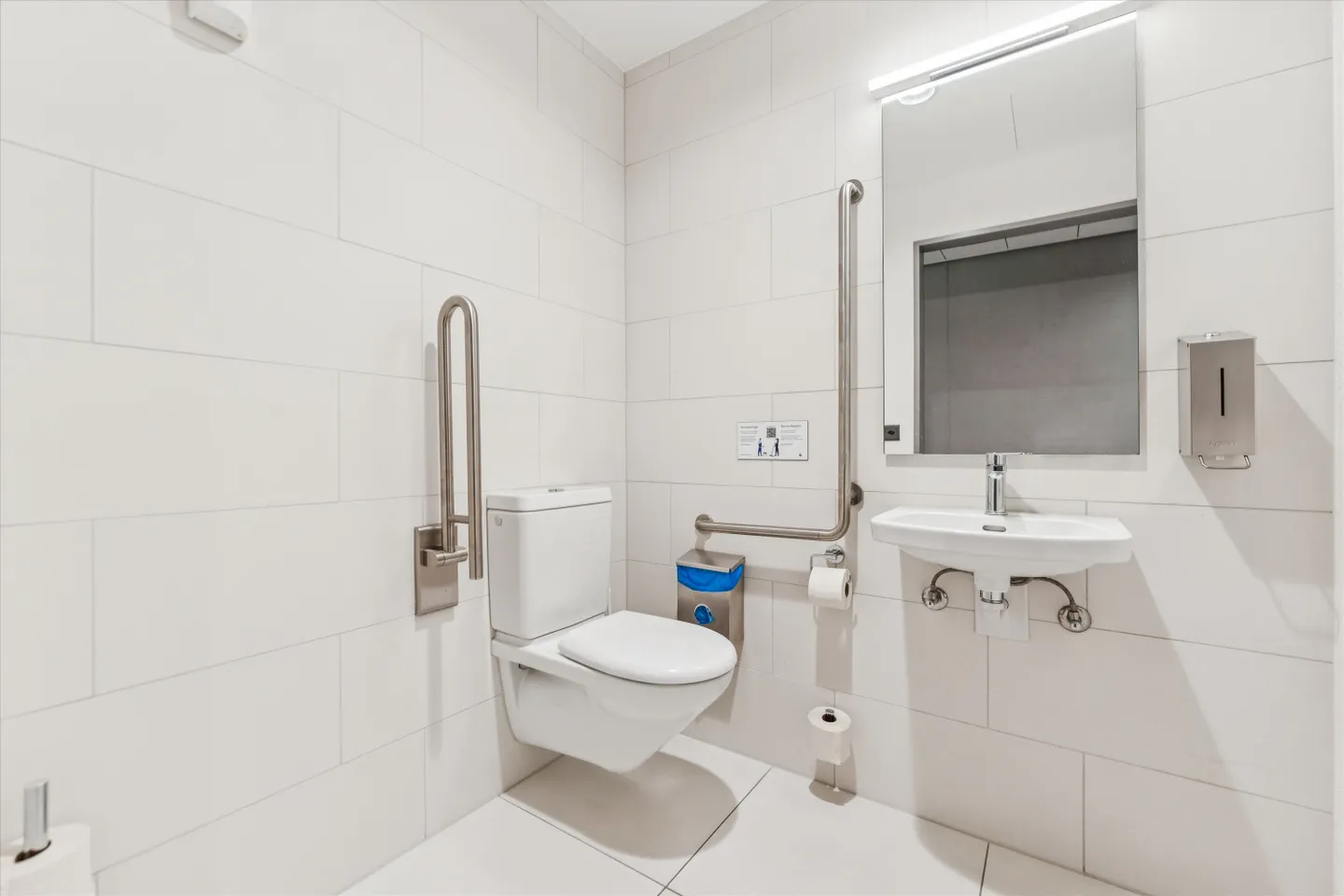 Flexible office space with existing expansion and top connections - Photo 4 of 11