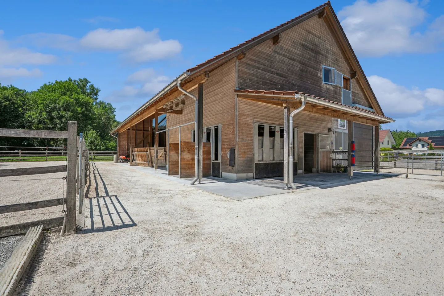 HIGH-QUALITY EQUESTRIAN PROPERTY WITH TWO MODERN LIVING UNITS - Photo 2 of 9