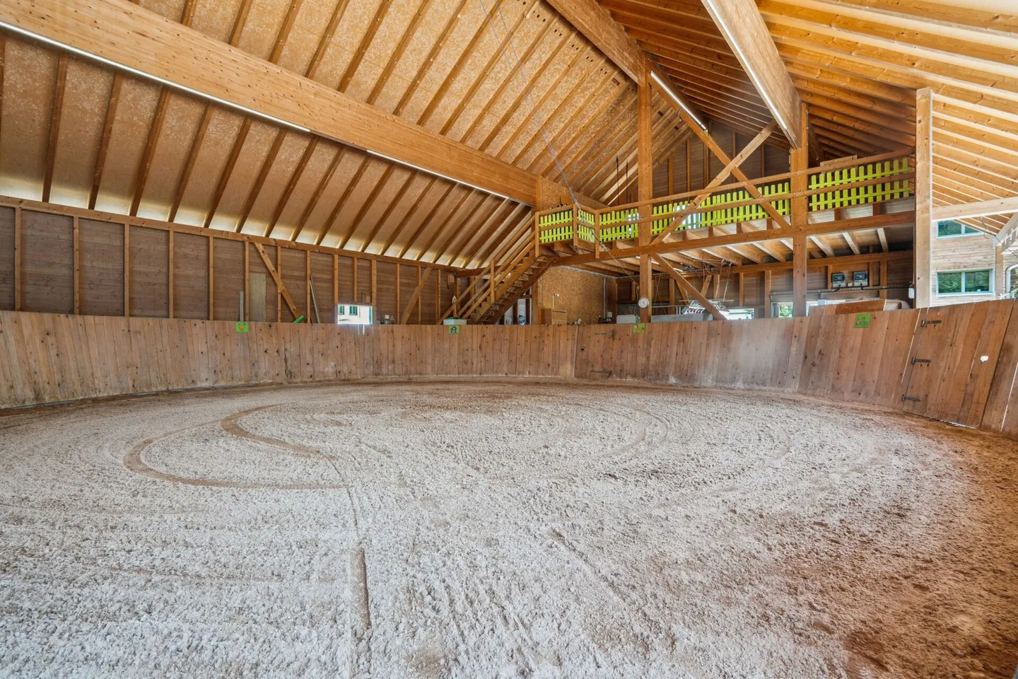 HIGH-QUALITY EQUESTRIAN PROPERTY WITH TWO MODERN LIVING UNITS - Photo 3 of 9