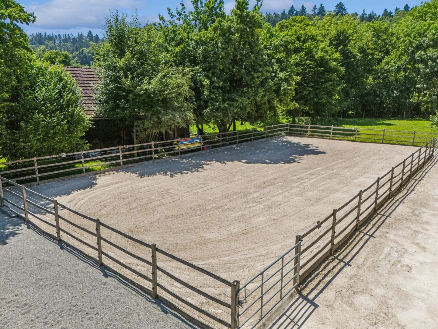 HIGH-QUALITY EQUESTRIAN PROPERTY WITH TWO MODERN LIVING UNITS - Photo 4 of 9