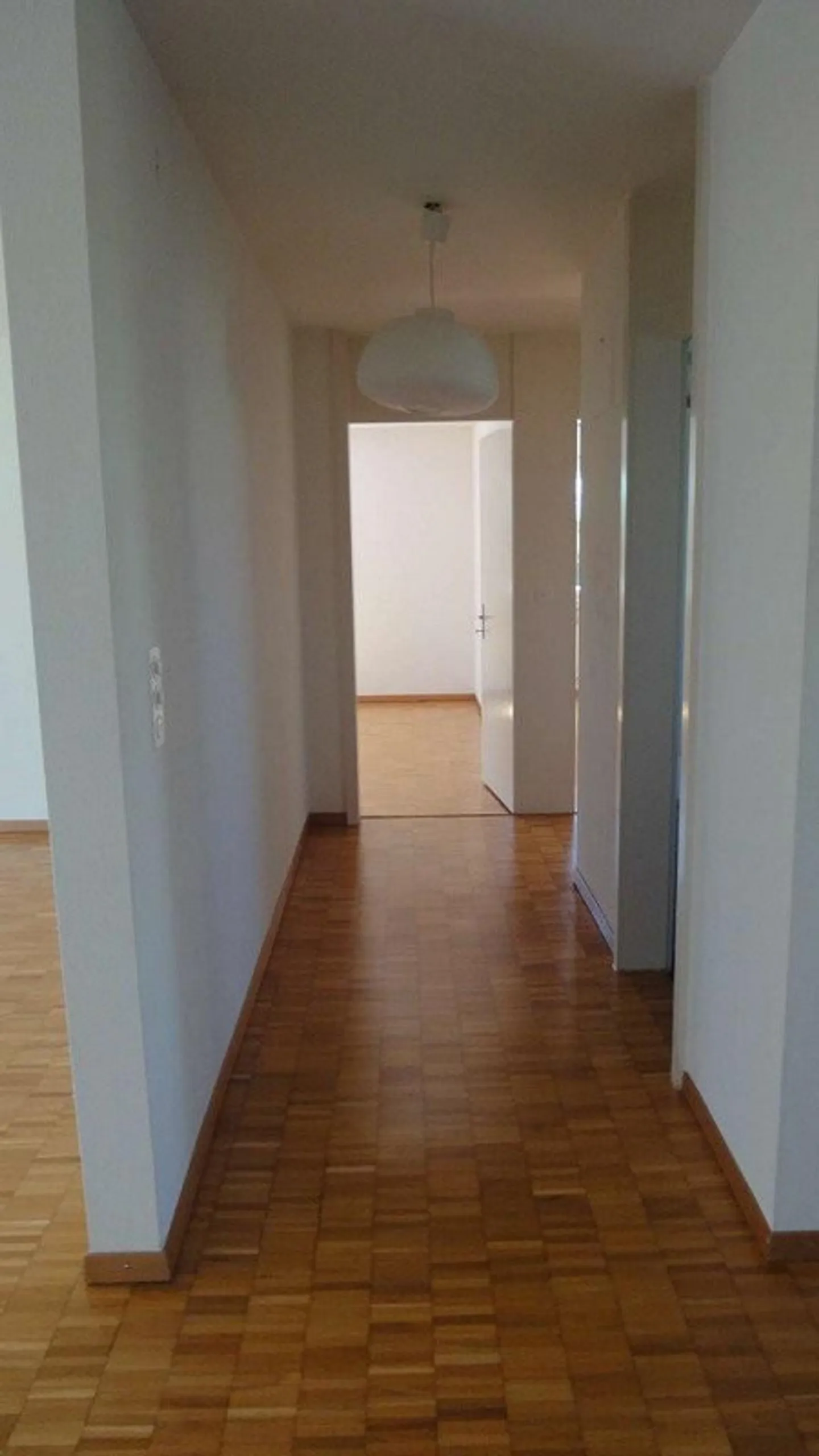 Ampio appartamento di 3,5 stanze con area giardino in un ambiente tranquillo - Foto 4 di 8