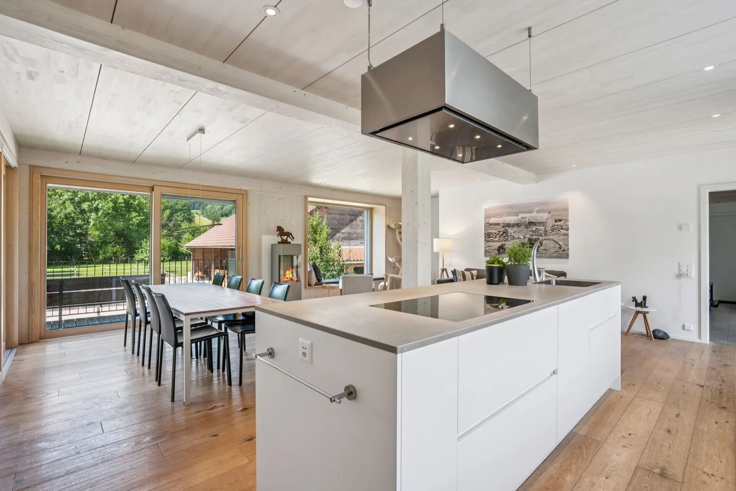 HIGH-QUALITY EQUESTRIAN PROPERTY WITH TWO MODERN LIVING UNITS - Photo 5 of 9