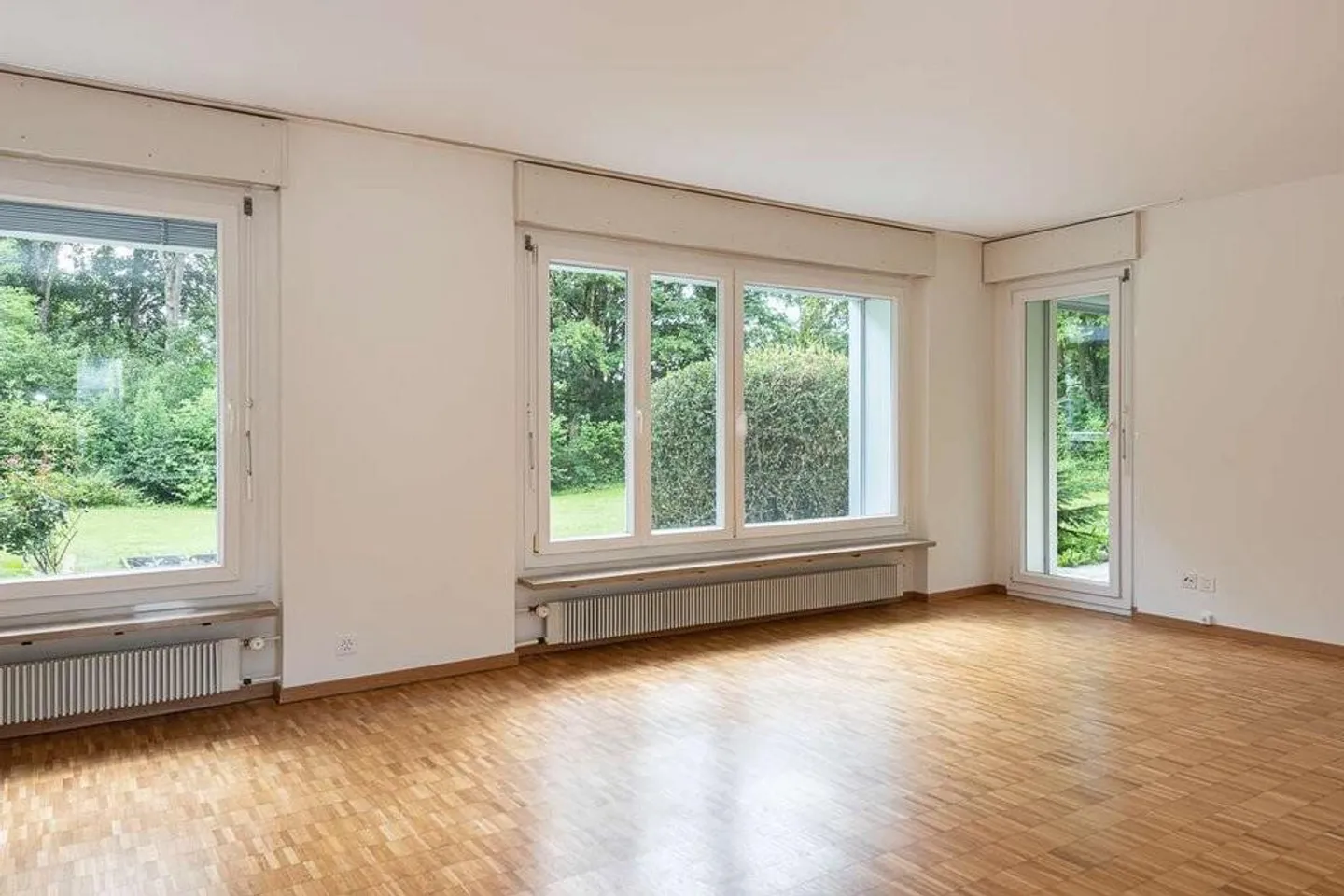 Ampio appartamento di 3,5 stanze con area giardino in un ambiente tranquillo - Foto 3 di 8