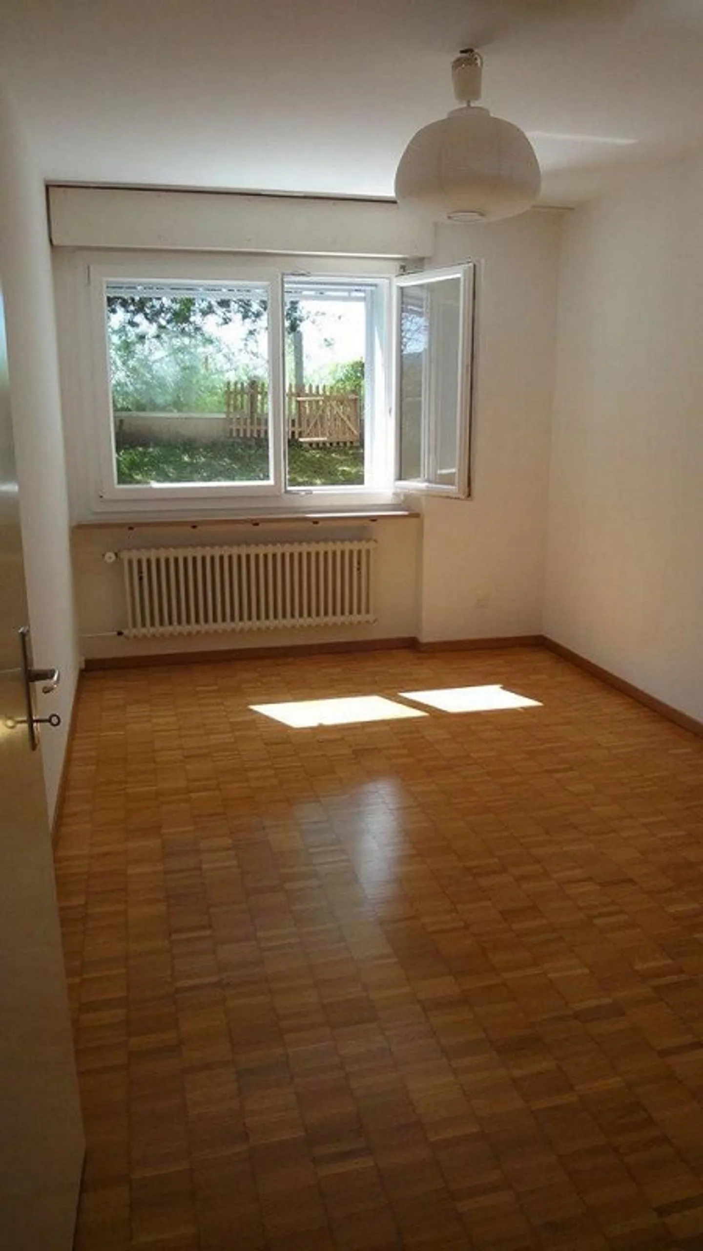 Ampio appartamento di 3,5 stanze con area giardino in un ambiente tranquillo - Foto 5 di 8