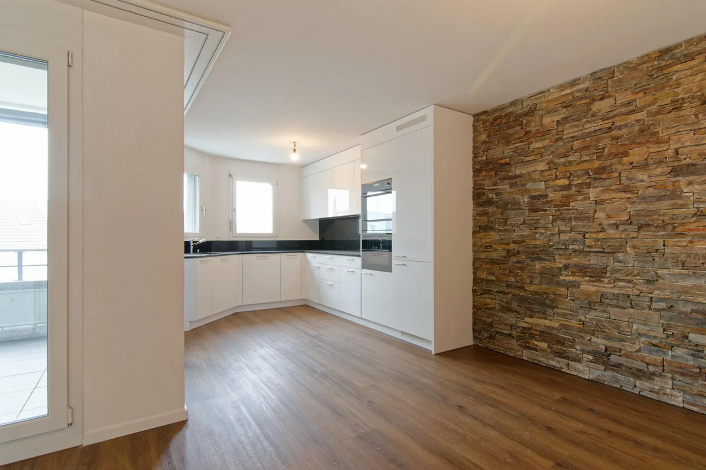 Renovated 4.5-room apartment with elevator on the raised ground floor - Photo 1 of 40