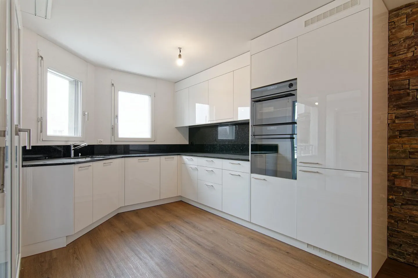 Renovated 4.5-room apartment with elevator on the raised ground floor - Photo 4 of 40