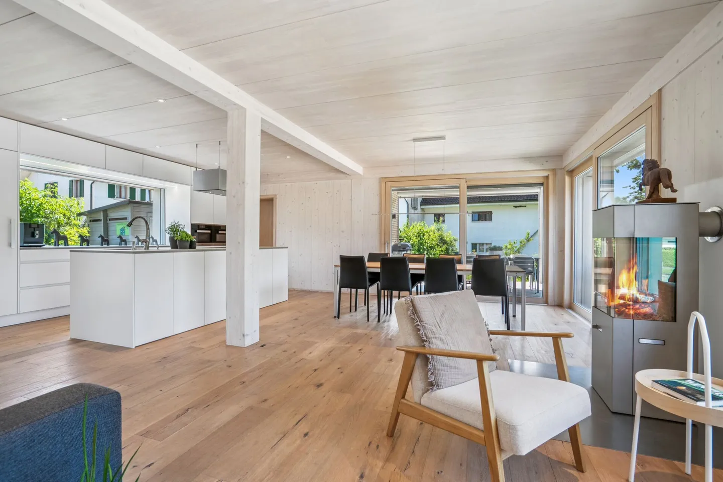 HIGH-QUALITY EQUESTRIAN PROPERTY WITH TWO MODERN LIVING UNITS - Photo 6 of 9