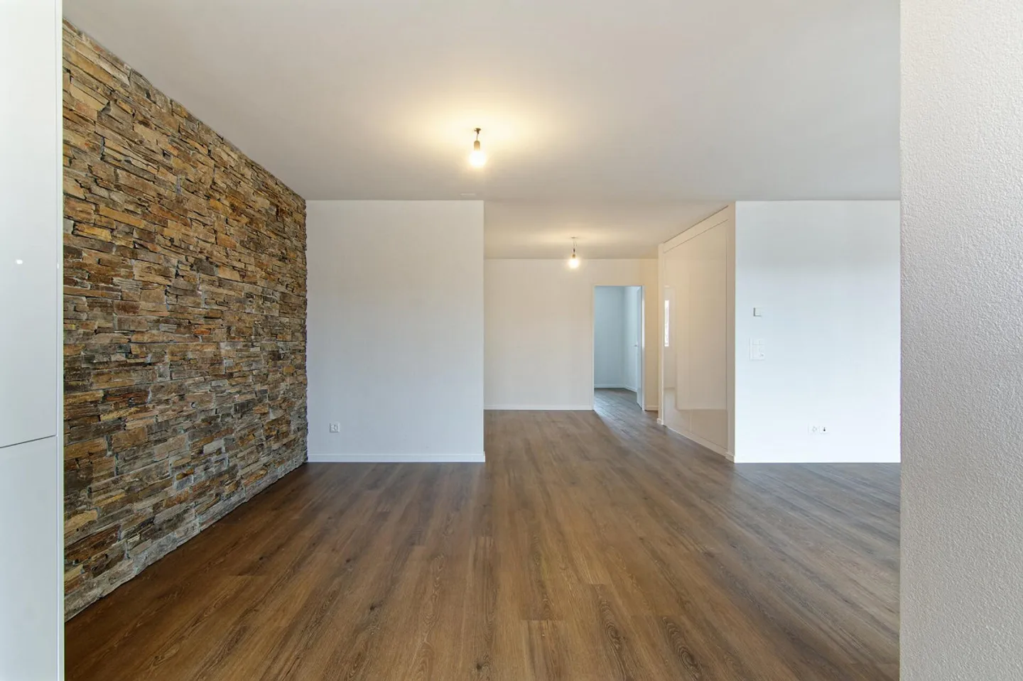 Renovated 4.5-room apartment with elevator on the raised ground floor - Photo 5 of 40