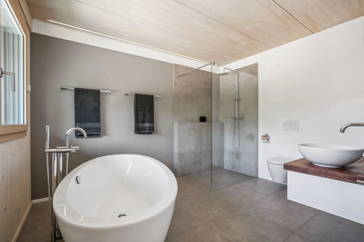 HIGH-QUALITY EQUESTRIAN PROPERTY WITH TWO MODERN LIVING UNITS - Photo 7 of 9