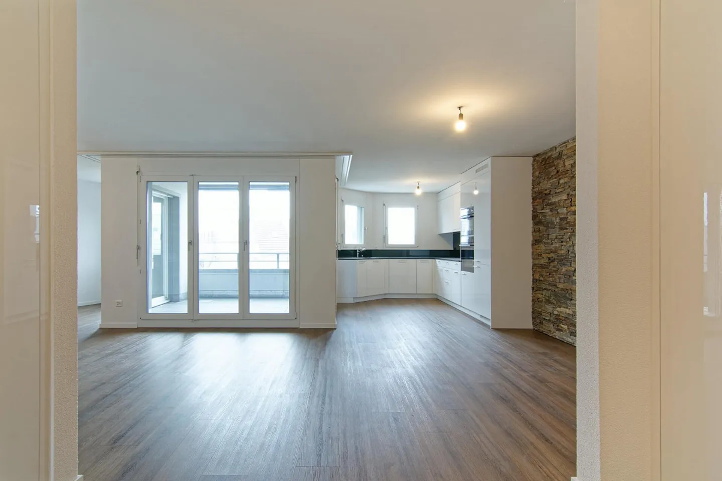 Renovated 4.5-room apartment with elevator on the raised ground floor - Photo 2 of 40