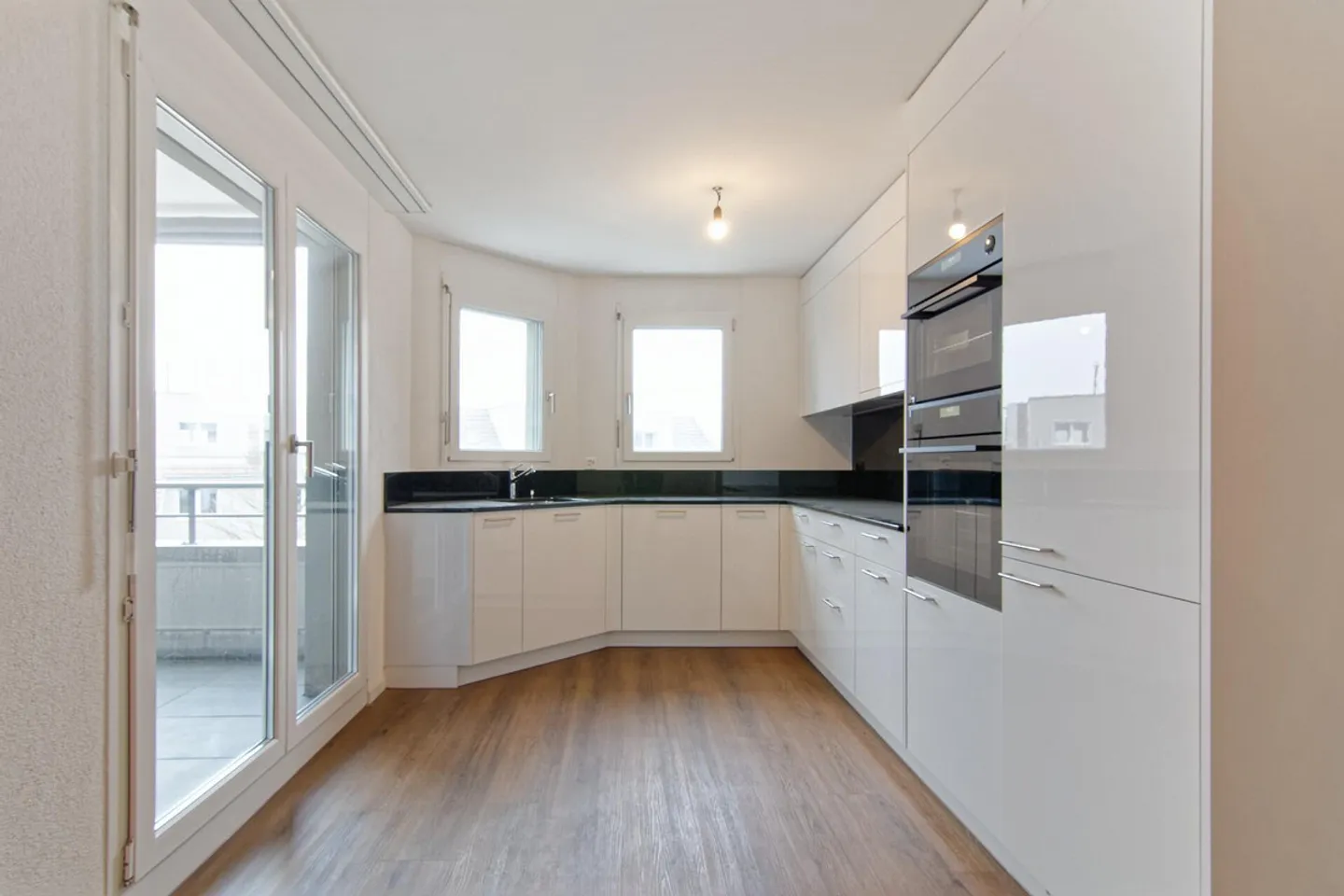 Renovated 4.5-room apartment with elevator on the raised ground floor - Photo 3 of 40