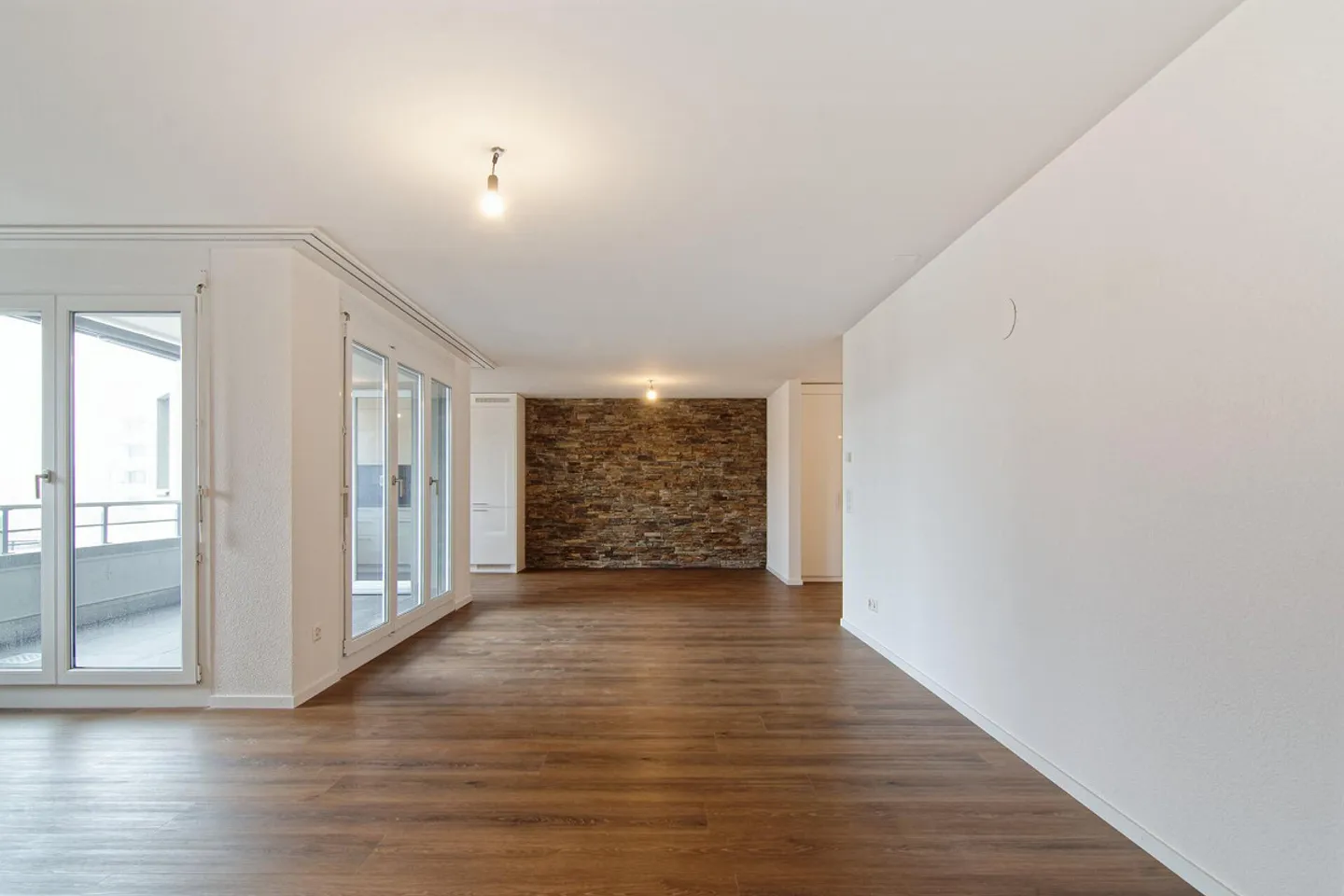 Renovated 4.5-room apartment with elevator on the raised ground floor - Photo 6 of 40