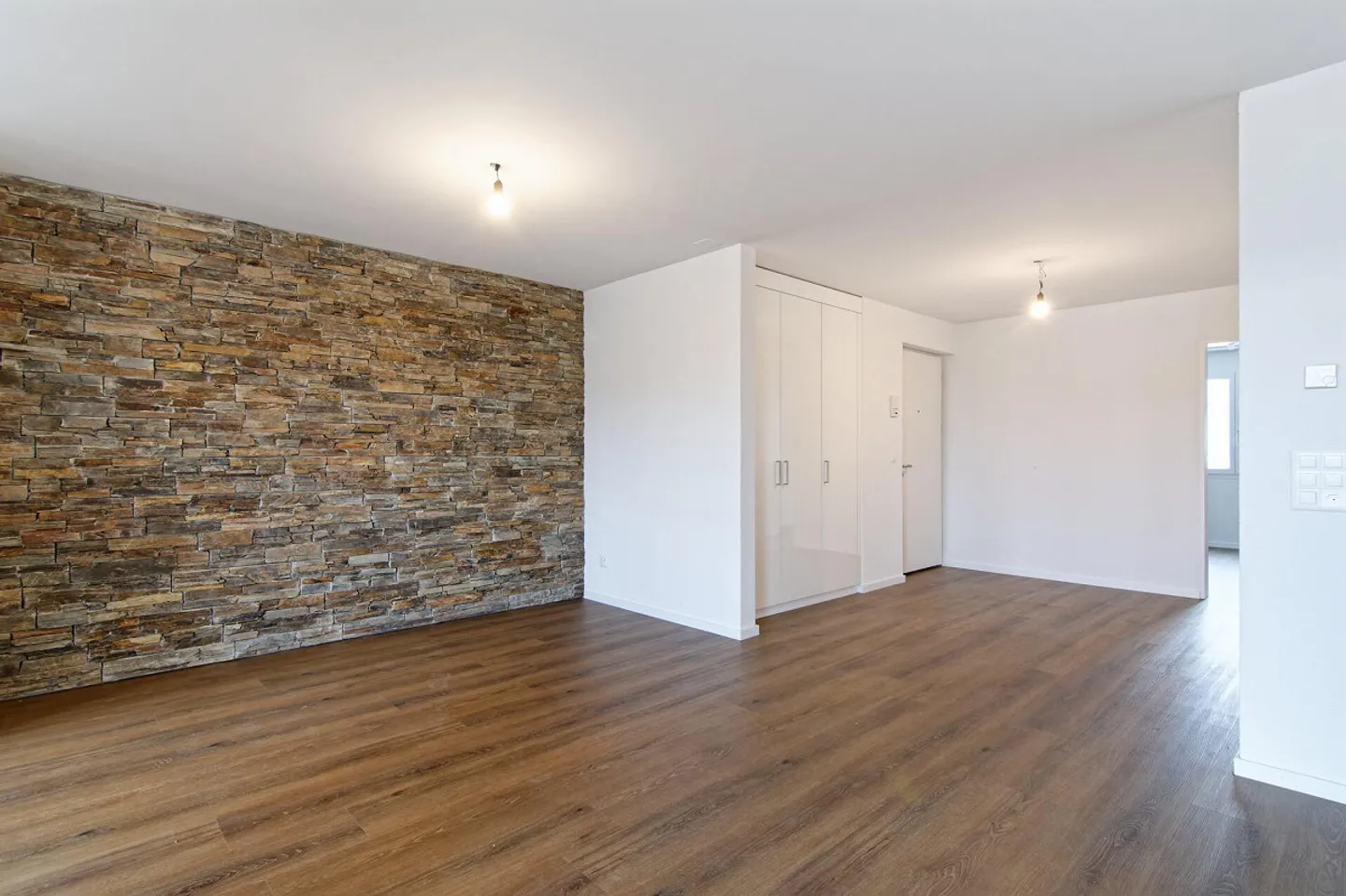 Renovated 4.5-room apartment with elevator on the raised ground floor - Photo 7 of 40