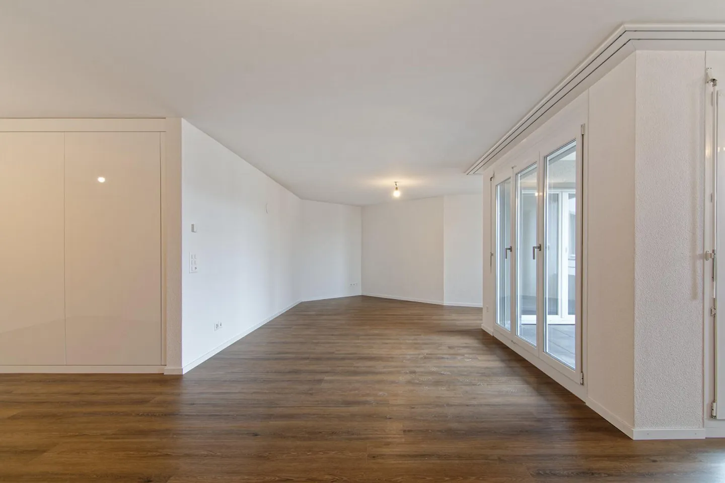 Renovated 4.5-room apartment with elevator on the raised ground floor - Photo 8 of 40